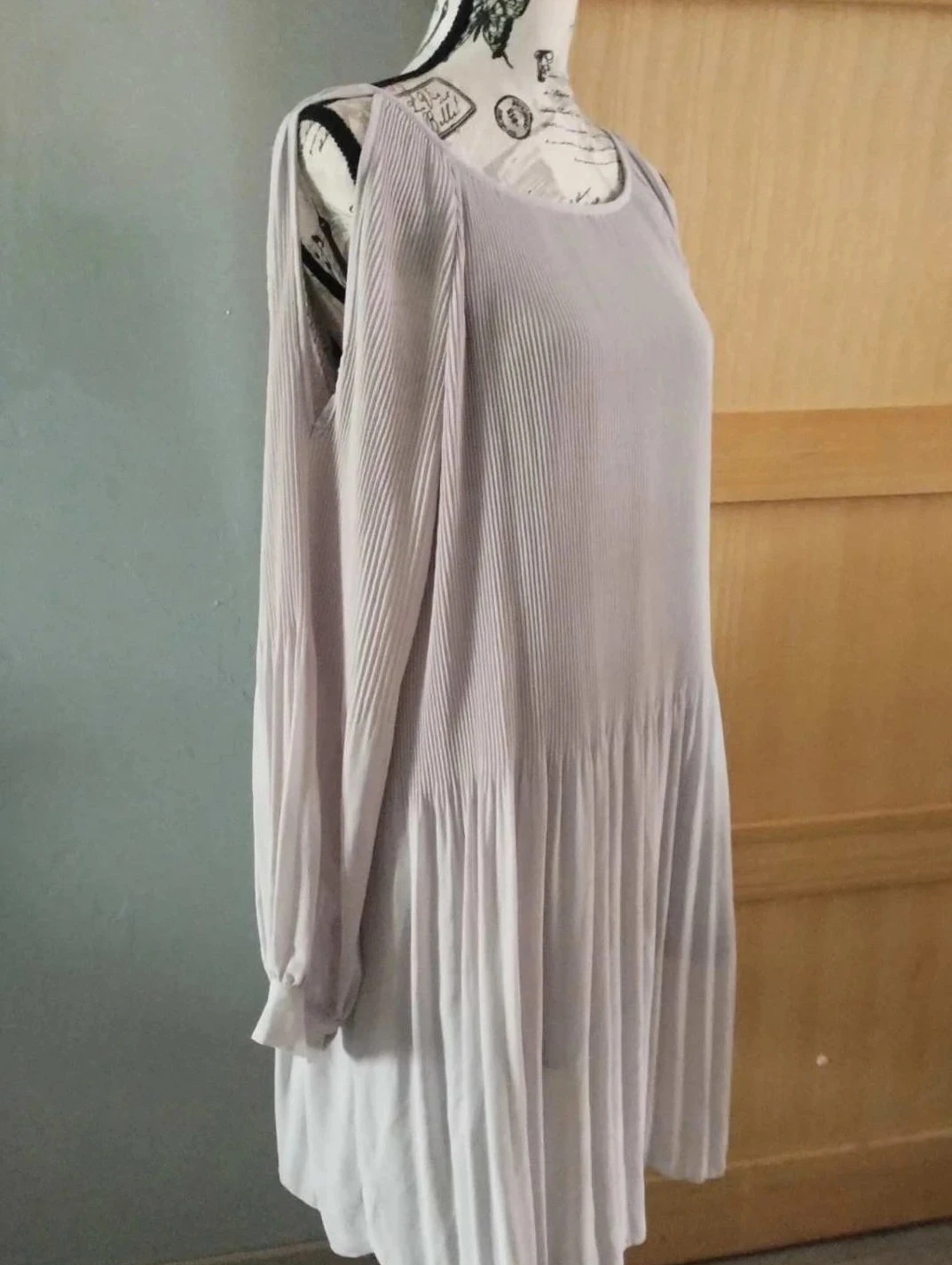 Vestido gris, hombros descubiertos, Piment Rouge, T40 – photo 3